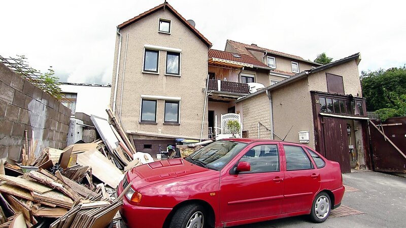 25.500 Euro hat die alleinerziehende Mutter für ihr renovierungsbedürftiges Häuschen bezahlt, doch lediglich das Obergeschoss ist bisher bewohnbar. – Bild: RTL II