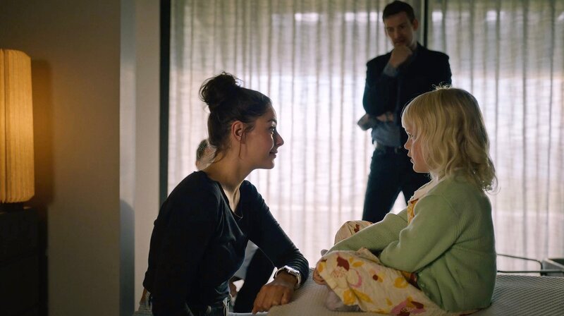 Bereit für ein Experiment? Freyja (Vivian Ólafsdóttir, l.) möchte Margrét (Valdís Brynja Finnsdóttir) hypnotisieren, um Erinnerungen in ihr zu wecken. Huldar (Kolbeinn Arnbjörnsson) ist angespannt. – Bild: WDR/​Jóhann Máni Jóhannsson