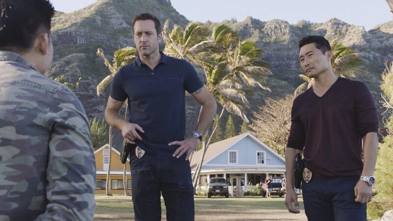 Ein neuer Mordfall beschäftigt Steve (Alex O’Loughlin, M.), Chin (Daniel Dae Kim, r.) und das restliche Team … – Bild: CBS Broadcasting, Inc.