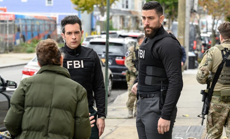 As the team investigates a string of jewelry store robberies that culminate in a double murder, they uncover a connection to a 16-year-old boy trying to survive the foster care system. Pictured (L-R): John Boyd as Special Agent Stuart Scola and Zeeko Zaki as Special Agent Omar Adom ‚OA‘ Zidan. – Bild: David M. Russell /​ CBS ENTERTAINMENT