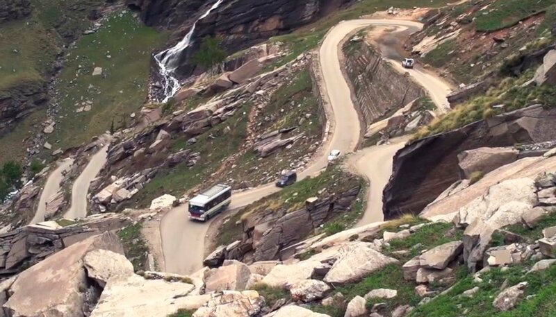 Die NH21 ist die einzige Verbindung an die Grenze zu Tibet. – Bild: phoenix