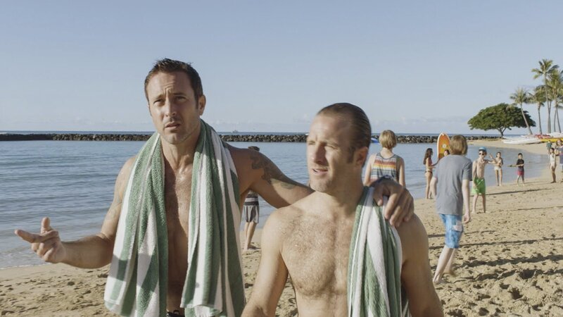 Damit haben müssen Steve (Alex O’Loughlin, l.) und Danny (Scott Caan, r.) nicht gerechnet. Ihre Freundinnen hatten die gleiche Idee und somit müssen sie den Valentinstag zusammen verbringen … – Bild: CBS Broadcasting, Inc.