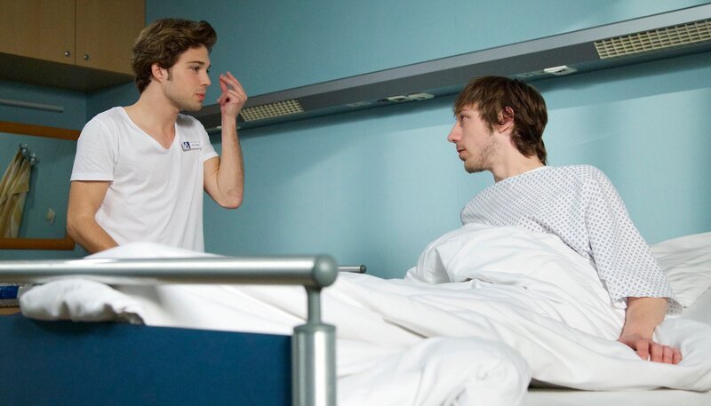 Kris Haas (Jascha Rust, li.) versucht Julias Bruder Mirko Weiß (Moritz Leu, re.) zu erklären, in welche Situation er seine Schwester bringt. Mirko hat im Schwesternzimmer Geld aus Arzus Handtasche gestohlen, und Julia hat ihn dabei beobachtet. Nun setzt Mirko Julia unter Druck: Er weiß, dass Julia ihn nicht verraten würde und gibt das Geld aber auch nicht zurück. – Bild: MDR/​Saxonia/​Wernicke