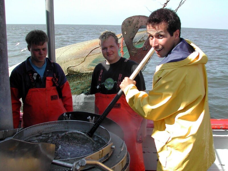 Willi Weitzel auf einem Krabbenkutter in der Nordsee. Hier werden die Krabben direkt nach dem Fang gekocht, um sie haltbarer zu machen. – Bild: Bayerischer Rundfunk/​megaherz gmbh