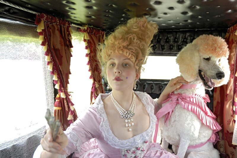 Prinzessin Eulalia (Nikola Kastner) auf dem Weg zum König. – Bild: MDR/​MDR/​Sandy Rau