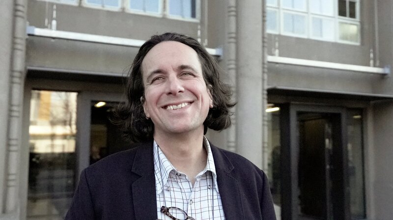 Tom Fritz in Dresden vor dem Eingang zu den Technischen Sammlungen, wo er seine Erfindung auf dem Wissenschaftsfestival „Spin 2030“ vorgestellt hat. – Bild: MDR/​Eric Neugebauer