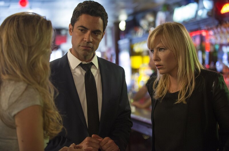 Verkehrspolizist Nick Amaro (Danny Pino) gerät in Schwierigkeiten, als er ein Teenie-Filmstar alkoholisiert im Straßenverkehr stellt. Amanda Rollins (Kelli Giddish, r.) und das SVU-Team kommen ihm zu Hilfe. – Bild: NBC /​ Barbara Nitke