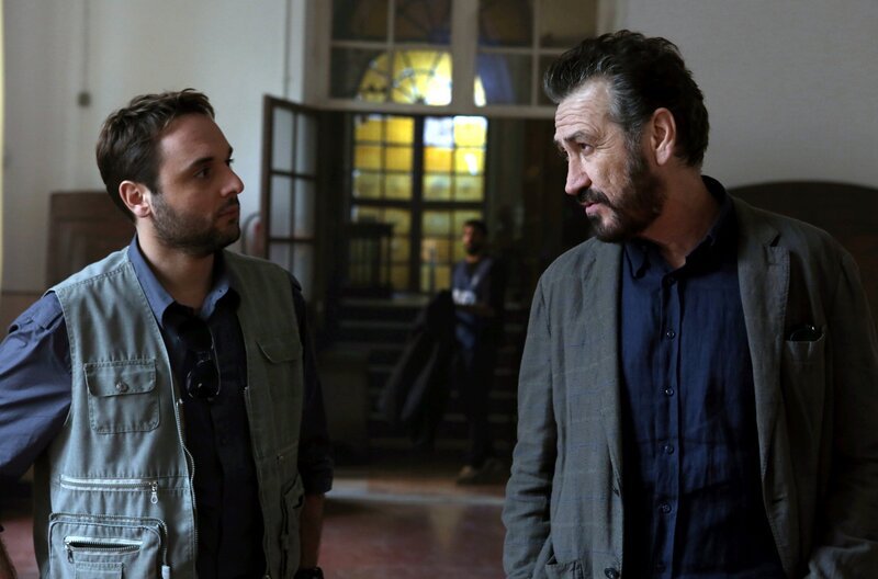 Rocco (Marco Giallini, re.) mit seinem römischen Polizeikollegen Zuccari (Flavio Furno). – Bild: ARD Degeto