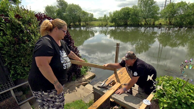 Auf dem Campingplatz sind Willy und Tanja zurück. Der Dachdeckermeister möchte den kleinen Steg erneuern, merkt dabei jedoch schnell: Ohne Tanja läuft nichts. – Bild: RTLZWEI