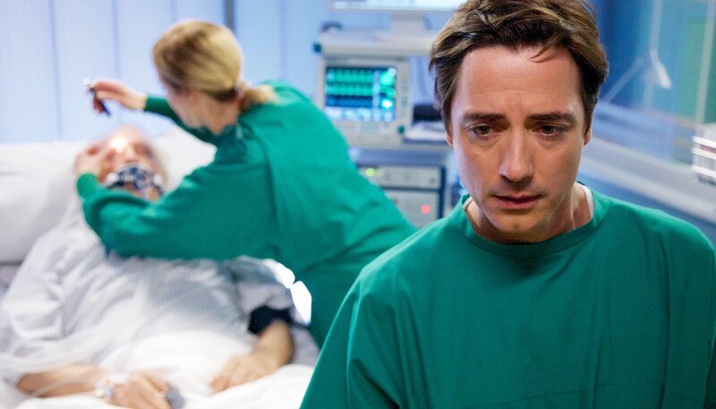 Frank Ziemann (Nils Brunkhorst, rechts) hat von seinem Vater den Textilbetrieb übernommen. Viktor Ziemann (Reiner Schöne) hat das nur getan, weil es der letzte Wunsch von Franks Mutter war. Frank leidet sehr darunter, dass ihn sein Vater für einen Versager hält. Nun geht Viktor sogar so weit, dass er die dringend benötigte Nierenspende seines Sohnes ausschlägt. Dr. Lea Peters (Anja Nejarri, Mitte), gewohnt sachlich, kann es auch nicht ändern, dass Viktor dieses Geschenk ablehnt. – Bild: MDR/​Saxonia/​Rudolf Wernicke