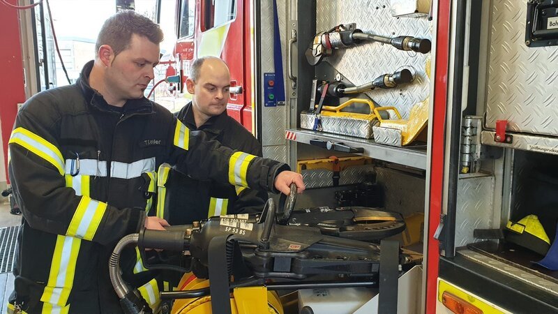 Die Feuerwehrleute bereiten in aller Ruhe die notwendigen Werkzeuge vor, um das Feuer zu löschen. – Bild: DMAX