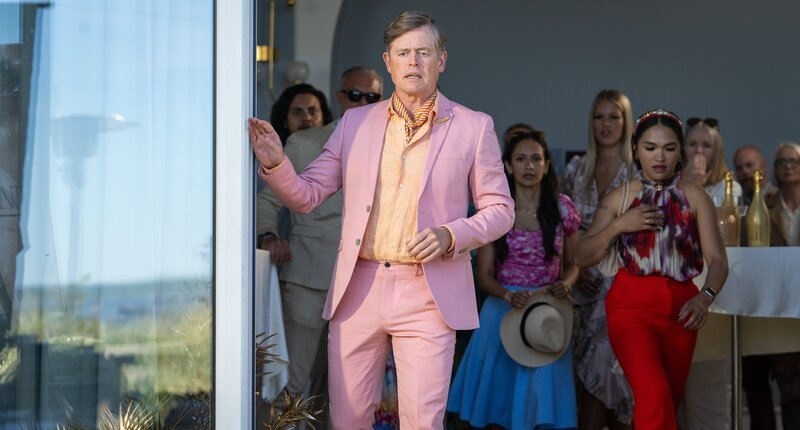 Schock für Arne Lind (Caspar Phillipson): Auf einem Beauty-Contest, den der Schönheitschirurg ausgerichtet hat, gab es einen Mord. – Bild: ZDF und Henrik Petit