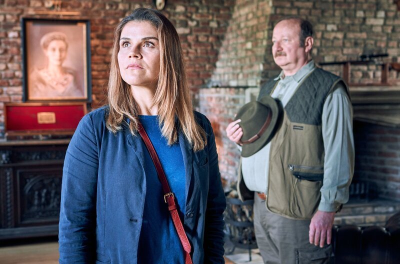 Marie Gabler (Katharina Wackernagel, l.) ermittelt zu dem Toten am „Herkulfels“ und schaut sich auf dem imposanten Anwesen von Heinz Vettweiß (Rainer Reiners, r.) sehr genau um … – Bild: ARD/​Frank Dicks
