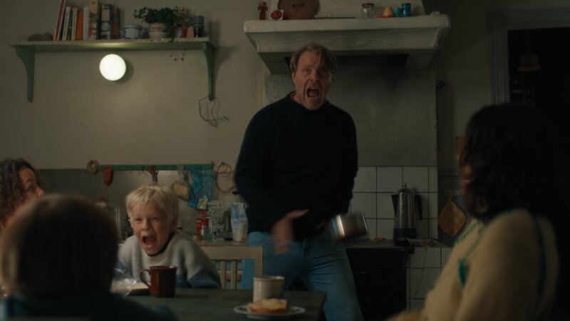 Gerade haben alle noch amüsiert über den Unsinn von Geistern gewitzelt, als Elliot (Sami Fagerström Erfan, l.), Tjorven (Vega Ahman, 2.v.l.), Pelle (Elton Larsson, M.), Melker (Henrik Norlén, 2.v.r.) und Malin (Nora Rios, r.) von einem Gespenst fast zu Tode erschreckt werden. – Bild: SF Studios /​ ZDF /​ Petrus Sjo?vik