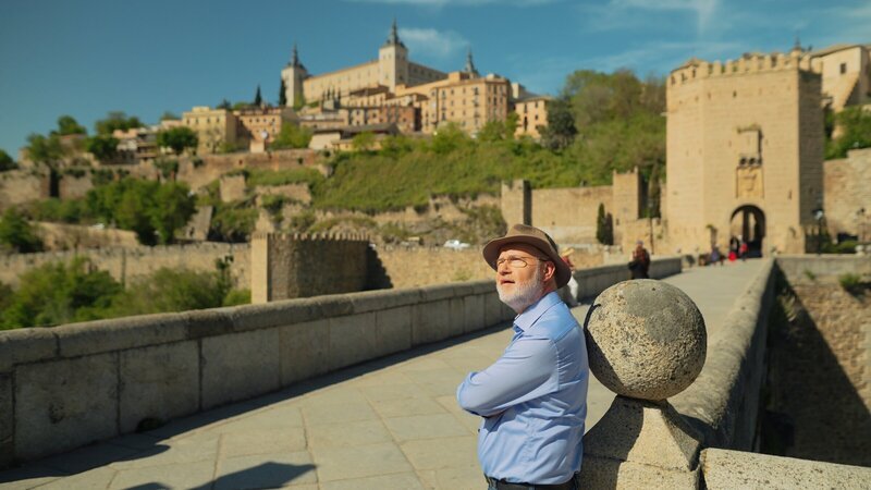 Harald Lesch auf der Puente de Alcántara in Toledo – Bild: ZDF und Marvin Zimmermann
