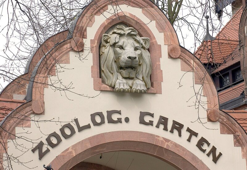 Seit 1878 hat sich in dem Leipziger Zoo allerhand verändert, doch der Eingangsbereich erinnert noch immer an die Gründerzeiten. – Bild: MDR/​Axel Berger