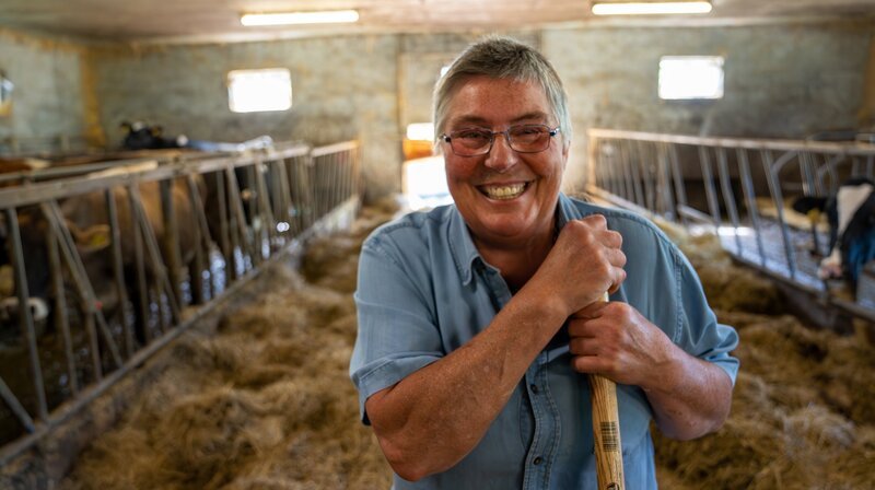 Sabine und Clemens Nußbaum legen großen Wert auf Klauenpflege. Mehrmals im Jahr müssen daher ihre Tiere auf den Klauenstand und erhalten dort eine besondere Pediküre, denn Klauengesundheit ist auch Tiergesundheit. – Bild: SWR/​Frank Hisam