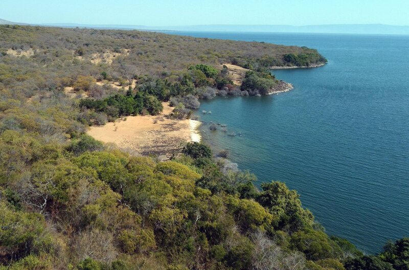 670 Kilometer misst der Tanganjika in der Länge, etwa 70 Kilometer in der Breite und verbindet vier Länder: Burundi, Tansania, Sambia und die Demokratische Republik Kongo. – Bild: Harald Pokieser/​Cosmos Factory
