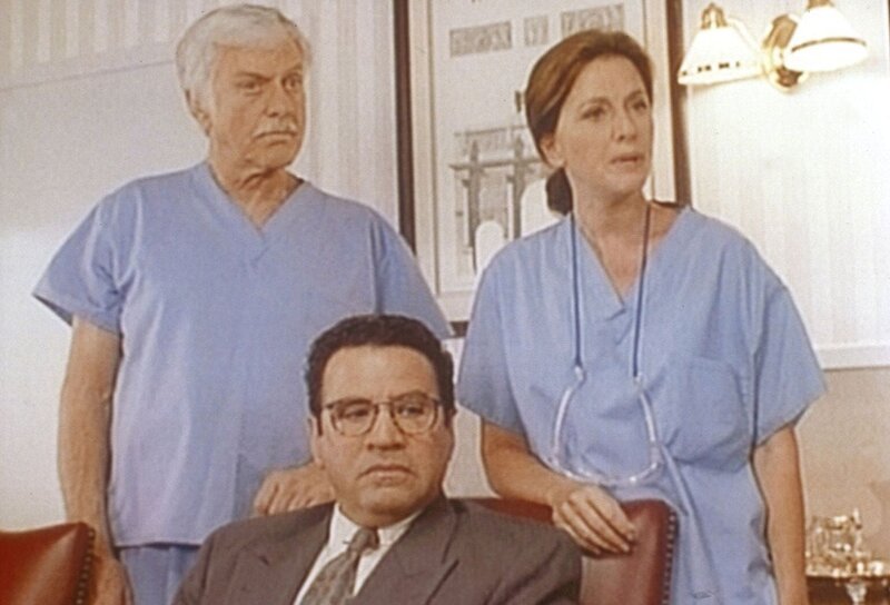 Briggs (Michael Tucci, M.), Dr. Sloan (Dick Van Dyke, l.) und die Ärztin Karen (Wendy Phillips, r.) werden beschuldigt, einen Kunstfehler begangen zu haben. – Bild: ProSieben Media AG