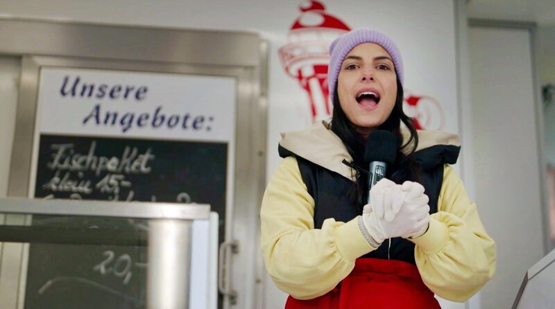 Lauter! Clarissa Corrêa da Silva als Marktschreierin – ein Knochenjob. – Bild: Radio Bremen /​ Kathrin Schwiering