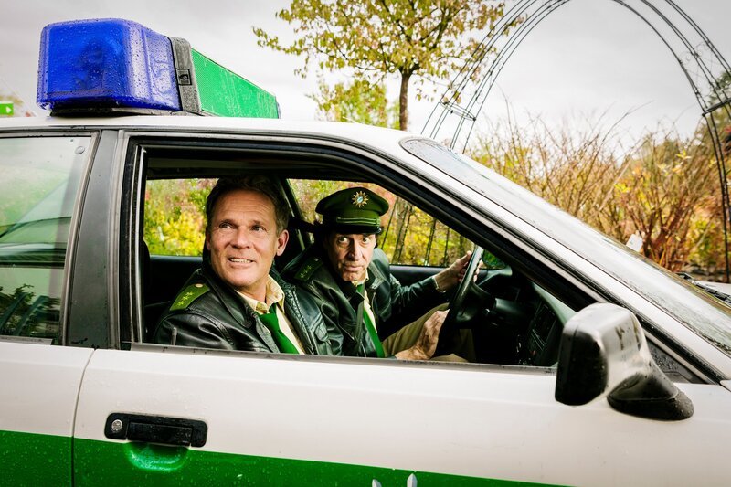 v.li.: Hubert (Christian Tramitz) und Staller (Helmfried von Lüttichau) haben ein Spur. – Bild: Leonine /​ Emanuel A. Klempa