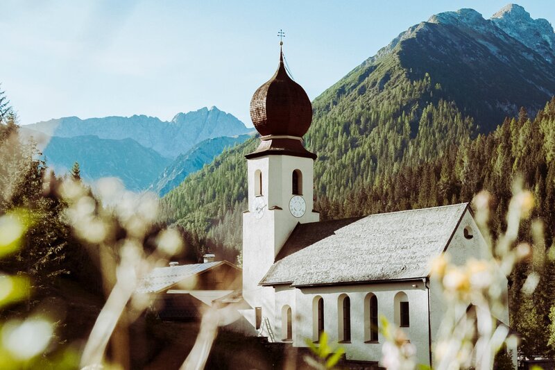 Die Kirche in Namlos. – Bild: ServusTV /​ Gloria Film