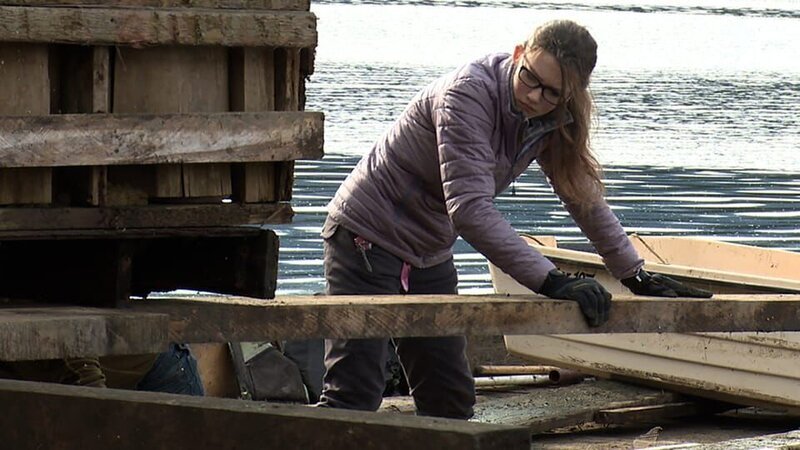 Rain Brown hard at work on the barge. – Bild: Discovery Channel