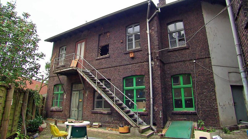 Diese sanierungsbedürftige Tischlerei wollen Wilhelm und Tanja in einen Schalke-Traum aus Weiß und Blau umbauen – Bild: RTL II