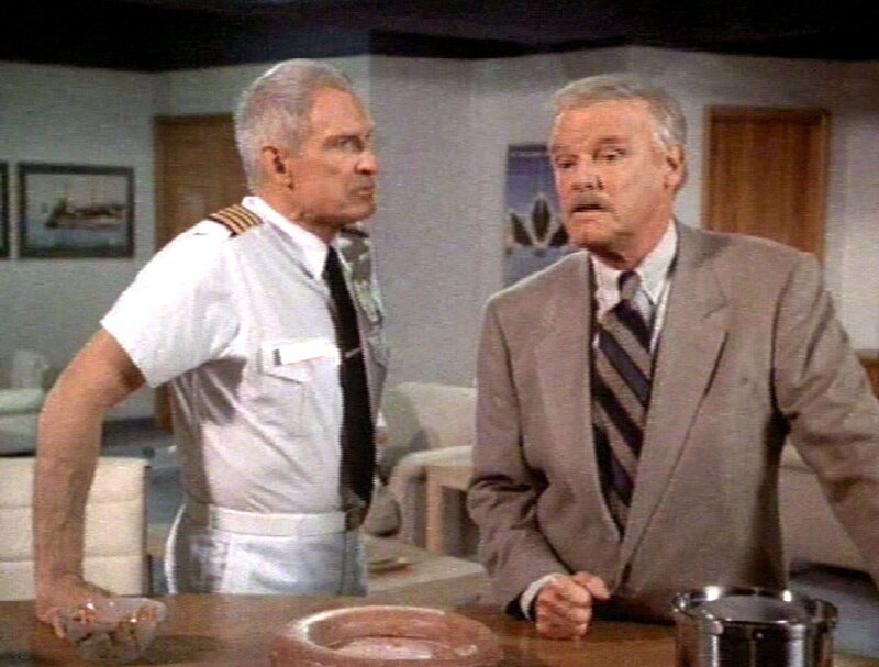 Kapitän O’Neil (Jon Cypher) bittet den Privatdetektiv Dennis Stanton (Keith Mitchell) um Hilfe. Er soll einen Mord an Bord aufklären. – Bild: Sat.1 Gold