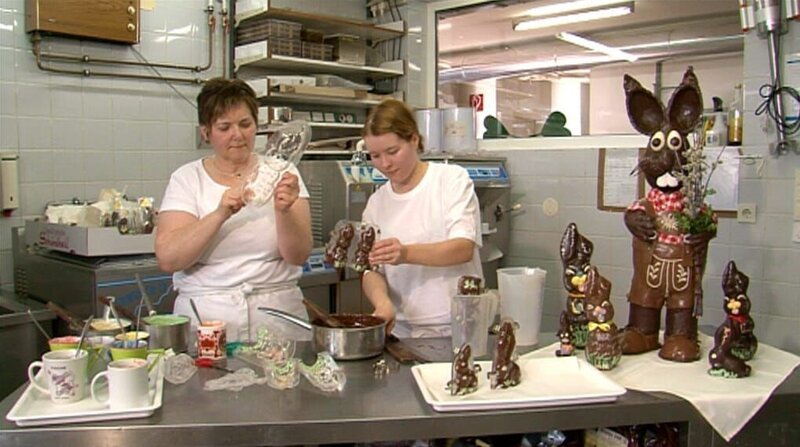 In der Osterhasenwerkstatt von Heinz Schwindhackl in Weiz wird alles von Hand gemacht. – Bild: BR/​Werner Teufl