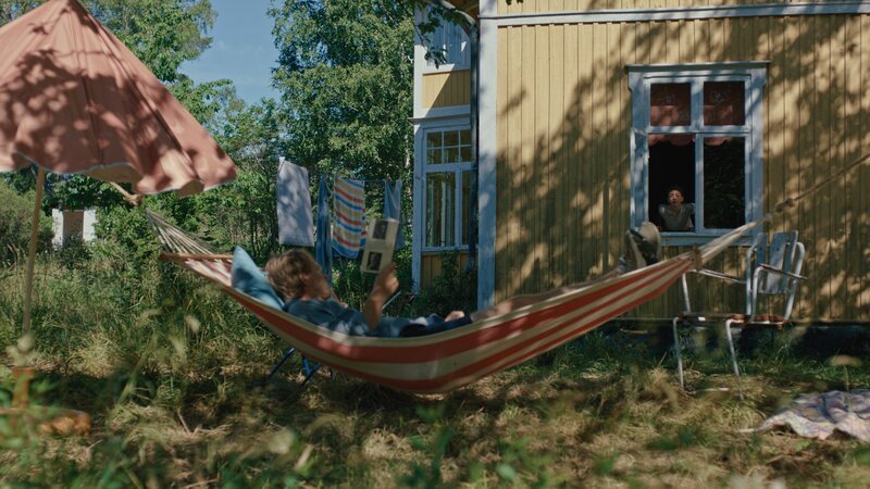 Melker (Henrik Norlén, l.) will an seinem Geburtstag entspannen, doch Ivan (Bertil Mancini Block, r.) braucht seine Hilfe. – Bild: ZDF und Petrus Sjo?vik /​ SF Studios