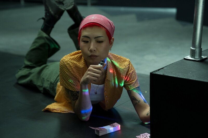 In Fantasmas, Torres tells the tale of when he lost a golden oyster. The people he encounters as he searches for it and the musings he has along the way become points of departure for little films, as Torres navigates weaving in and out of these introspective, often eerie comedic stories. – Bild: Warner