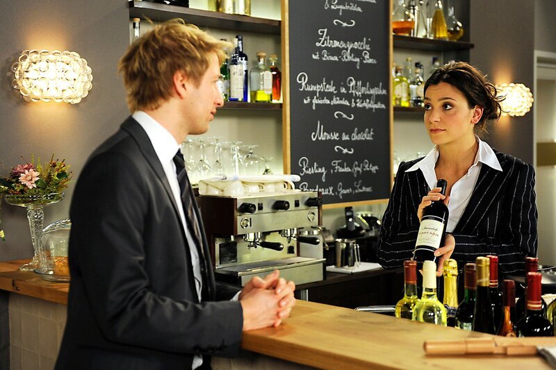 Rieke (Anika Lehmann, r.) gesteht Mick (Tobias Rosen, l.), dass sie sich mit ihrem Job im „Drei Könige“ unterfordert fühlt. – Bild: ARD/​Nicole Manthey