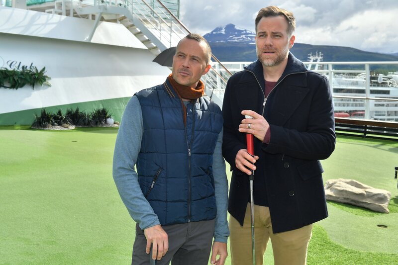 Nikolaus Andresen (Barnaby Metschurat, l.) und Dominik Dahlke (Bernhard Piesk, r.) reagieren unterschiedlich auf die Nachricht, dass sie einen gemeinsamen Vater haben. – Bild: Dirk Bartling /​ ZDF und Dirk Bartling