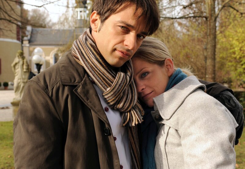 ARD STURM DER LIEBE FOLGE 1221, am Mittwoch (05.01.11) um 15:10 Uhr im ERSTEN. Werner (Dirk Galuba, r.) erfährt, dass Felicitas Strehle (Olivia Pascal, l.) von ihrem Ehemann erpresst wird. – Bild: ARD/​Ann Paur
