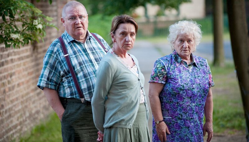 Krause (Horst Krause), Meta (Angelika Böttinger, Mi.) und Elsa (Carmen-Maja Antoni) machen sich Sorgen, wo ihr Schützling Achmed bleibt, und sehen die Straße hinunter. – Bild: ARD/​rbb/​Arnim Thomaß