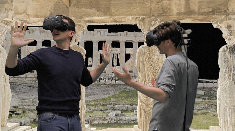 Michael Scott und Matthew Shaw unternehmen eine virtuelle Rundtour durch die Karyatidenhalle auf der Akropolis. – Bild: phoenix/​ZDF/​ScanLAB Projects