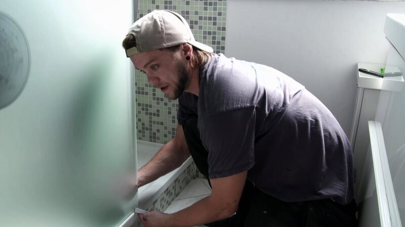 Dennis and Mustafa swap a shower partition in Hamburg’s Langenhorn district. – Bild: DMAX