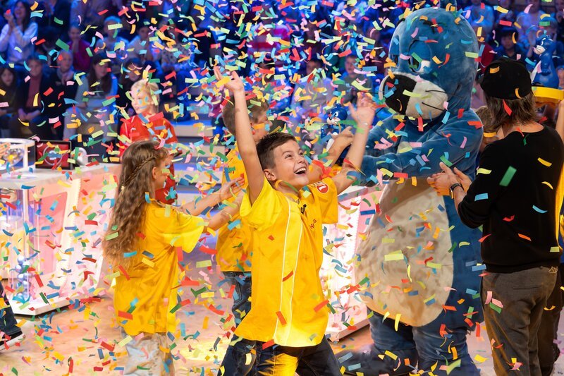 Das Rateteam aus Wien/​Österreich feiert sich und die Sendung. – Bild: ZDF und Ralf Wilschewski