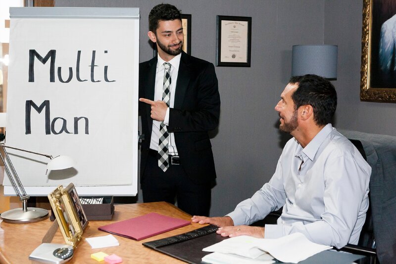 Can (Volkan Isbert, l.) kann Richard (Silvan-Pierre Leirich) überzeugen, sein Kunde zu werden. – Bild: RTL /​ Kai Schulz