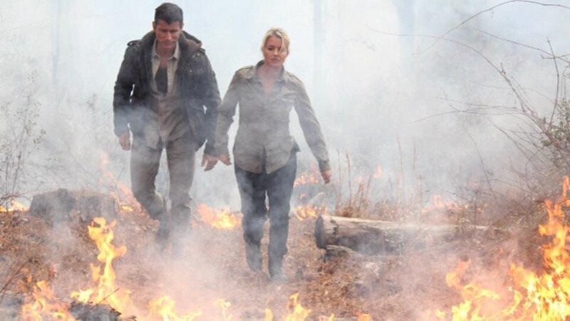 Myke and Ruth surrounded by fire. – Bild: Discovery Communications