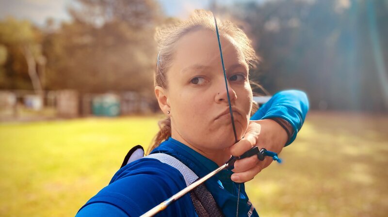 Jeannine Uhn ist Bogenschützin in Hennigsdorf. – Bild: rbb/​Stefanie Stoye