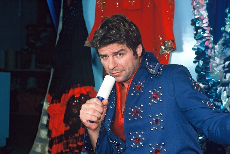 Jupp (Uwe Fellensiek) versucht sich als Elvis-Imitator. Die Begeisterung des „Publikums“ hält sich in Grenzen … – Bild: SAT.1 /​ Münstermann