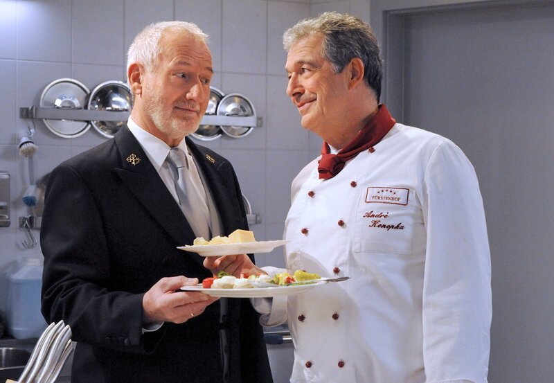 ARD STURM DER LIEBE FOLGE 1230, am Freitag um 15:10 Uhr im ERSTEN. Alfons (Sepp Schauer, l.) bittet André (Joachim Lätsch, r.), für ihn und Hildegard zu kochen. – Bild: ARD/​Ann Paur