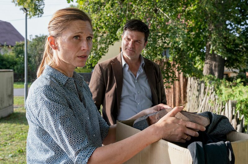 Daniela Briegand (Julischka Eichel) unterhält sich mit Maik Briegand (Misel Maticevic). – Bild: MDR/​Moovie/​Steffen Junghans