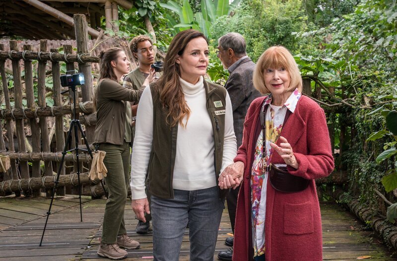 Charlotte Baumgart (Ursela Monn, r.) sorgt auch bei ihrer Tochter Susanne Mertens (Elisabeth Lanz, l.) immer wieder für Überraschungen (mit Madeleine de le Roi, Noel Okwanga und Gunter Schoß, h.). – Bild: ARD/​Saxonia Media/​Steffen Junghans