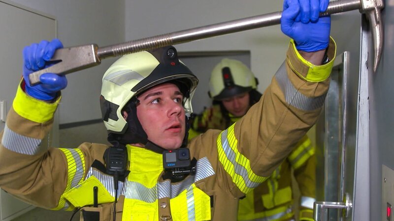 A firefighter opens the door of an elevator in Iserlohn. – Bild: Warner Bros. Discovery