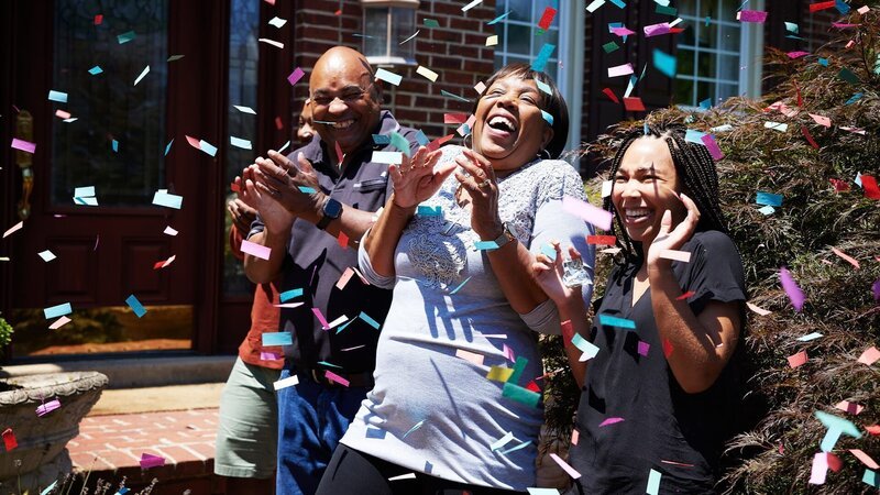 Retta with house owners. – Bild: Warner Bros. Discovery