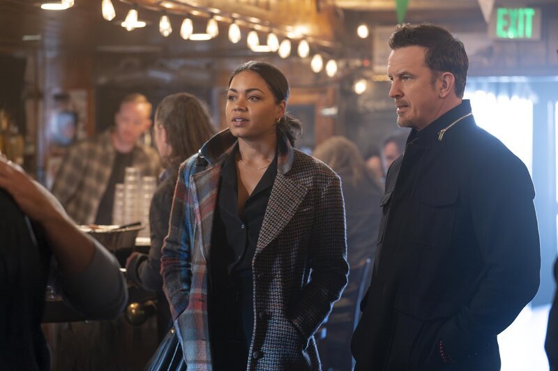 Victoria „Vic“ Hughes (Barrett Doss, l.); Sean Beckett (Josh Randall, r.) – Bild: 2024 Disney. All rights reserved. /​ James Clark Lizenzbild frei