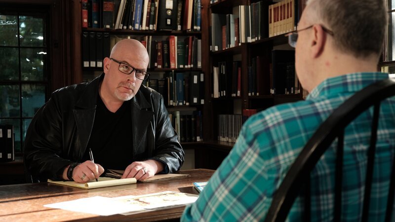 Dave Schrader meets with Barnstable historian, Paul Bunnell, to see if any peculiar deaths occurred around the Barnstable House in Cape Cod, MA, as seen on Travel Channel’s The Holzer Files. – Bild: Scripps